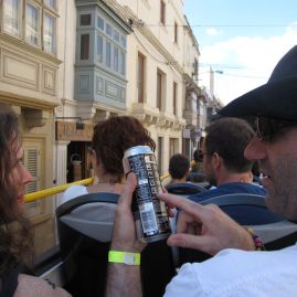 Wie man eine Dose Guinness in einem Bus benutzt